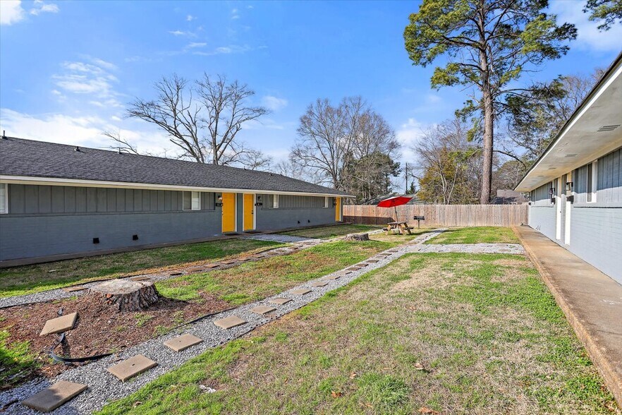 Primary Photo - 216 Gunter St
