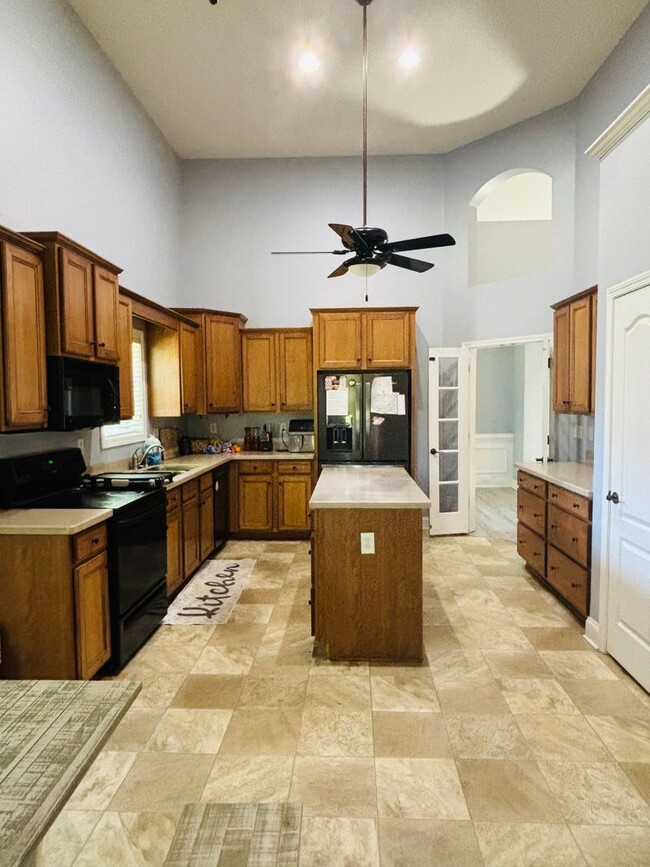 Building Photo - Stunning and spacious 3 bedroom/2 bath