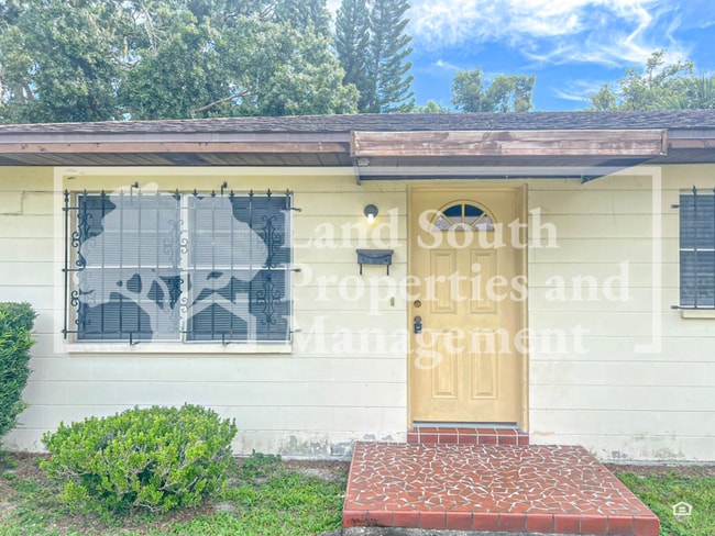 Primary Photo - 318 Ariana St