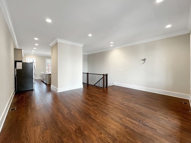 Building Photo - Stunning Luxury Townhome with Elevator in ...