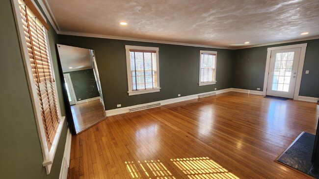 Building Photo - Stunning 4-Bedroom Home with Attached Gara...
