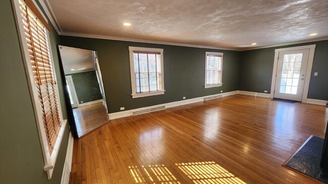 Building Photo - Stunning 4-Bedroom Home with Attached Garage and Fenced Yard