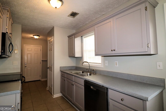 Building Photo - 18 Southwind Dr