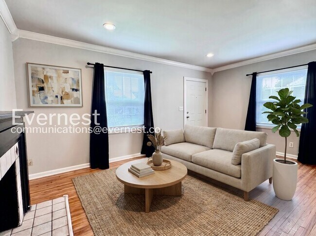 Building Photo - Charming 2-Bed/2 bath Bungalow with Modern Amenities and Ideal Location / Pet-Friendly / Availabl...