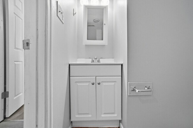 Building Photo - Emming Duplex