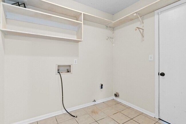 Building Photo - 219 Brooks Dr