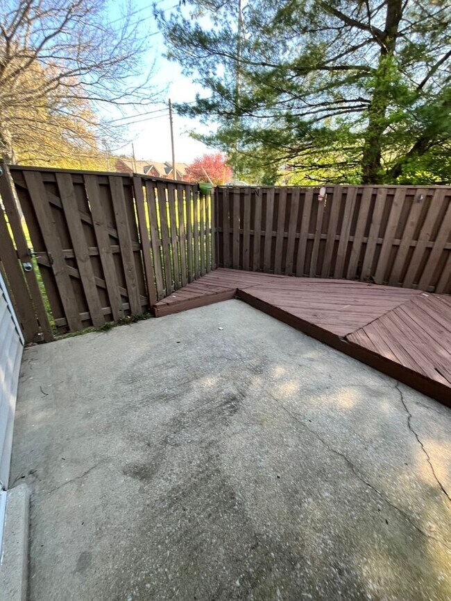 Building Photo - End Unit Townhome in the Villages of Brentwood