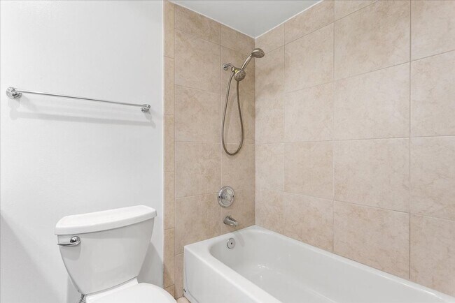 Building Photo - 2101 Shoreline Dr