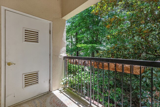 Building Photo - Gated Community In The Heart of Buckhead.
