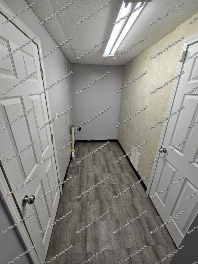 Building Photo - Updated Hobart Ranch