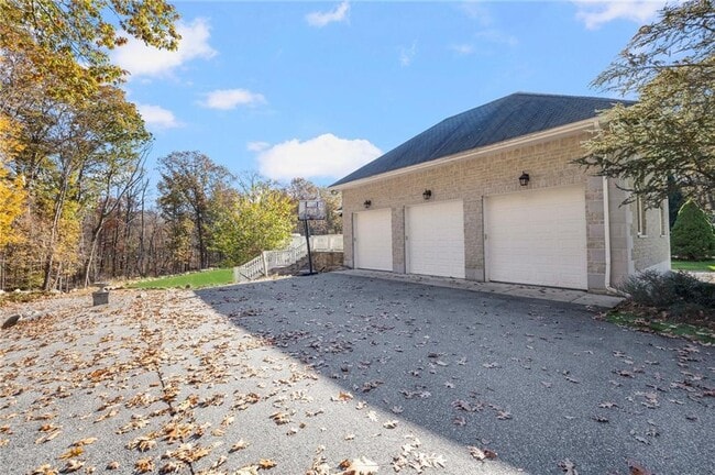 Building Photo - 524 Tillinghast Rd