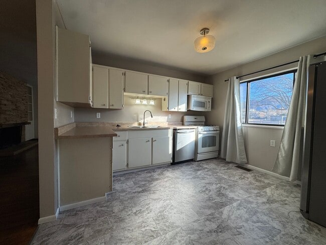 Building Photo - Spacious NE Heights Home