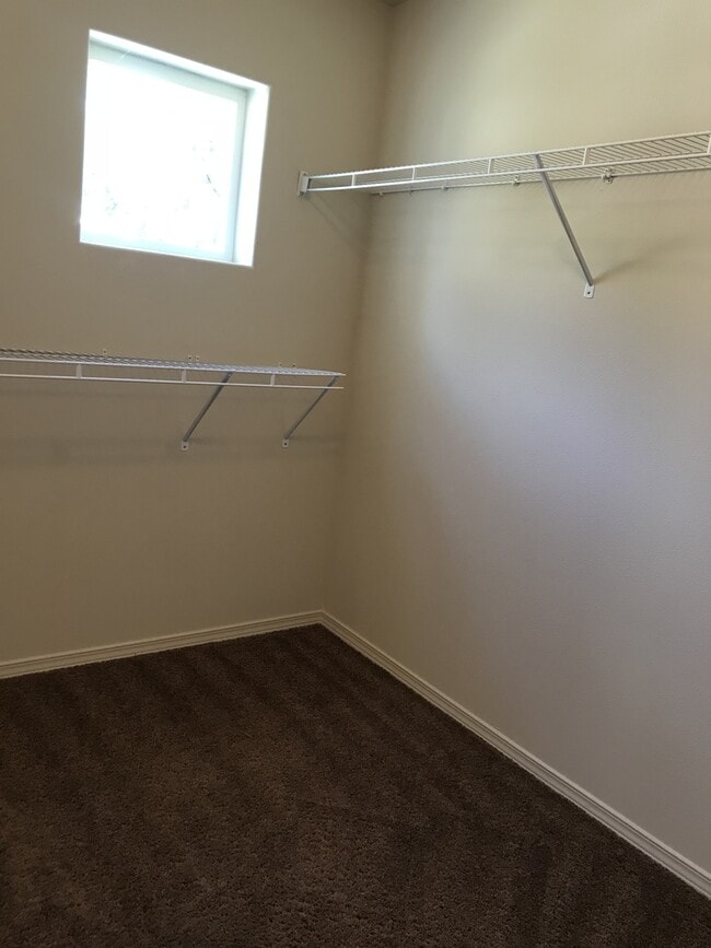 Building Photo - ONE MONTH FREE OF RENT!! Well Maintained, High Ceilings, Bonus Room, Great Location!