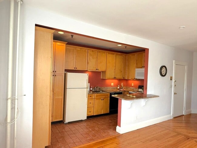 Building Photo - 2 Bedroom sunny second-floor corner unit a...