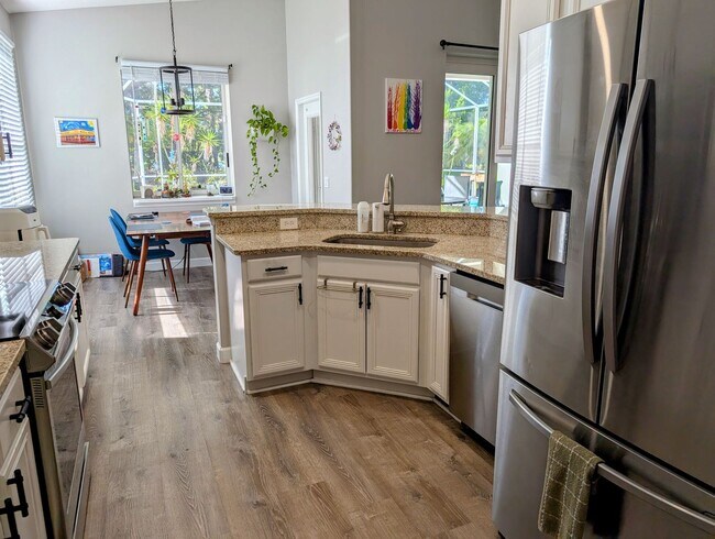 Building Photo - 3 Bed 2 bath 2 car garage pool home