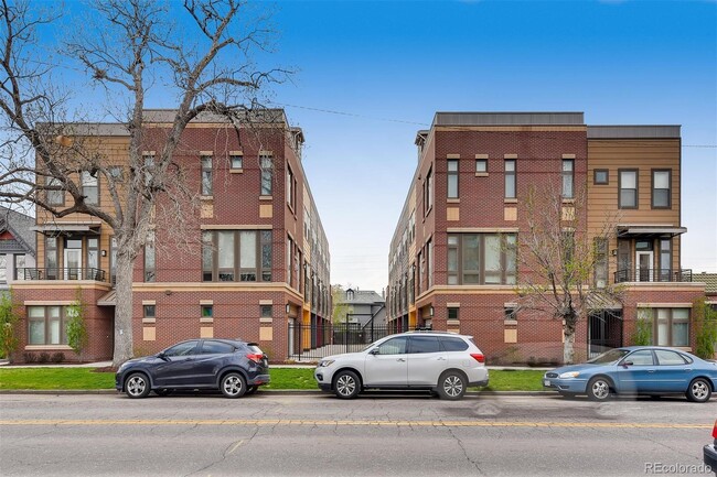 Building Photo - Stunning Modern luxury brownstone in Uptown!