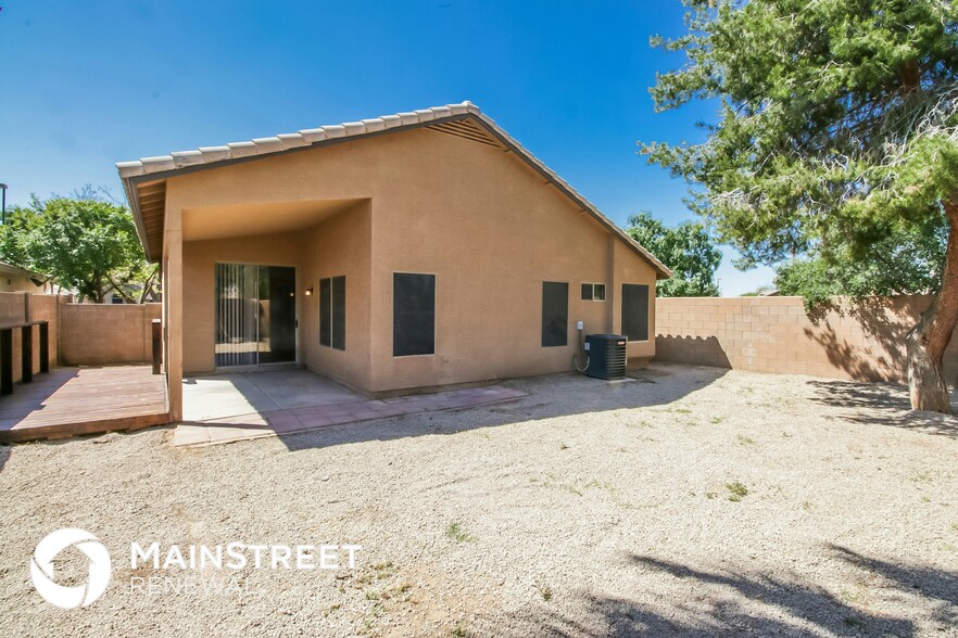 Building Photo - 588 E Devon Dr