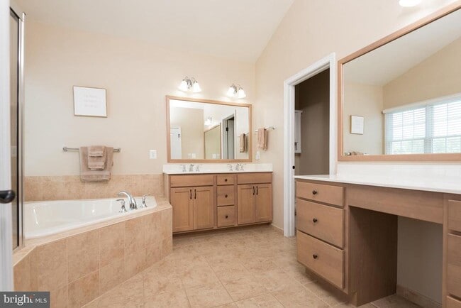 Building Photo - 5737 Waterloo Bridge Cir