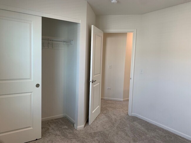 Building Photo - 285 Lakeshore Dr