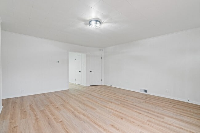 Building Photo - 2 bed 1 bath - all updated, central air, laundry, great location