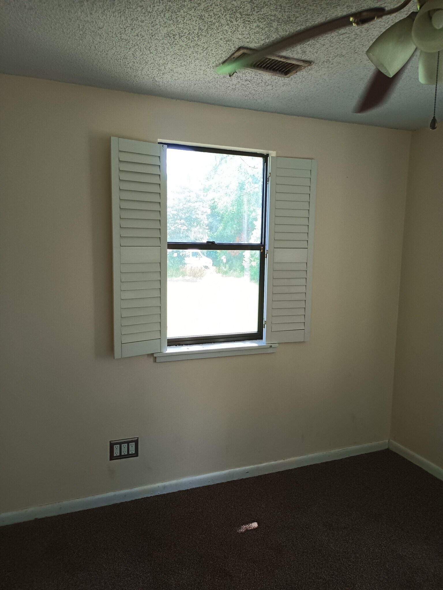 Building Photo - 471 Logan Ave