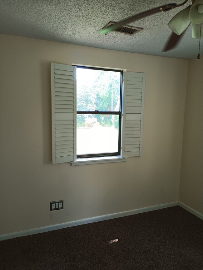 Building Photo - 471 Logan Ave