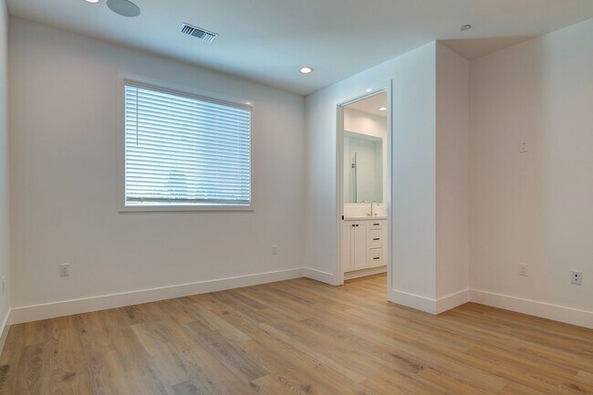 Building Photo - Fantastic Multi-Level Townhome - 3 bed 3 b...