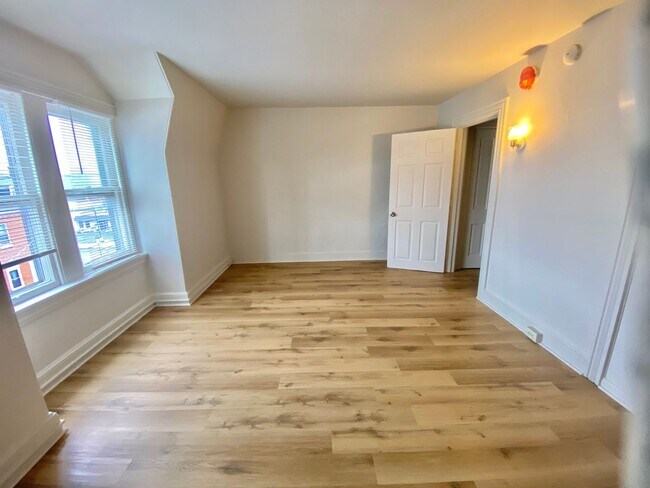 Building Photo - 644 E Chestnut St