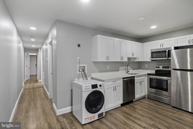 Building Photo - 823 Newington Ave