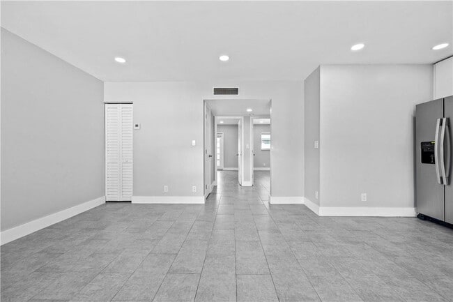 Building Photo - 1470 N Dixie Hwy