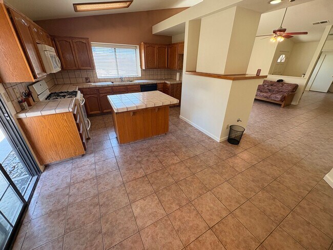 Building Photo - Cozy 3 bedroom, 2 bathroom home in Northeast Visalia