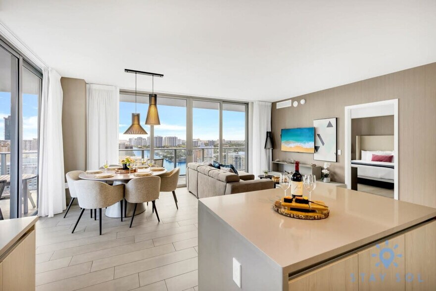 Building Photo - 4010 S Ocean Dr