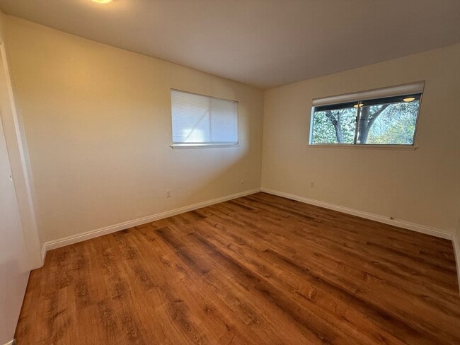 Building Photo - STU526