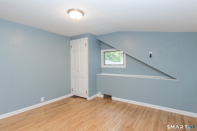 Building Photo - 211 New Canaan Rd