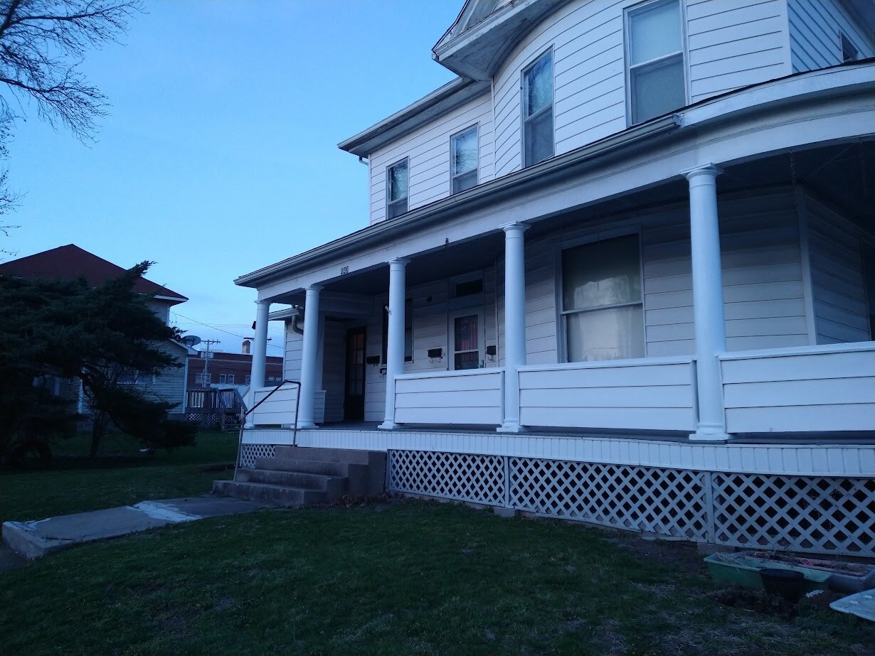 Building Photo - 443 Walnut St