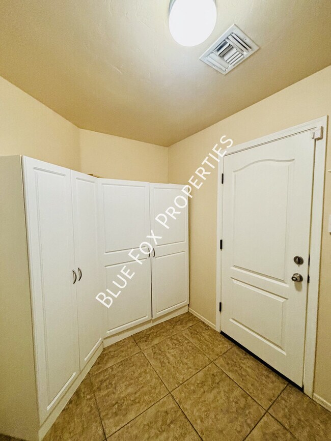 Building Photo - 7910 W Little Eagle Ct