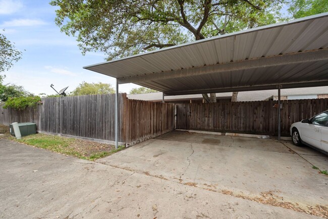 Building Photo - 11805 Southlake Dr
