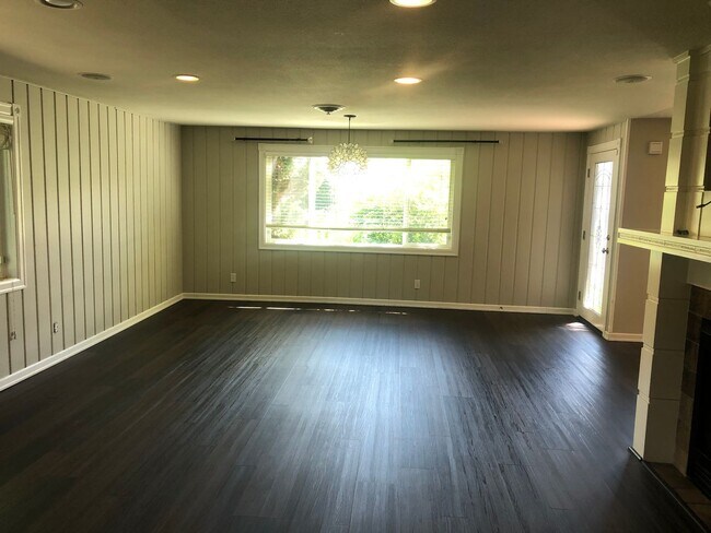 Building Photo - Darling 3 bedroom bungalow in Ferry St Bridge neighborhood!  MOVE IN SPECIAL!