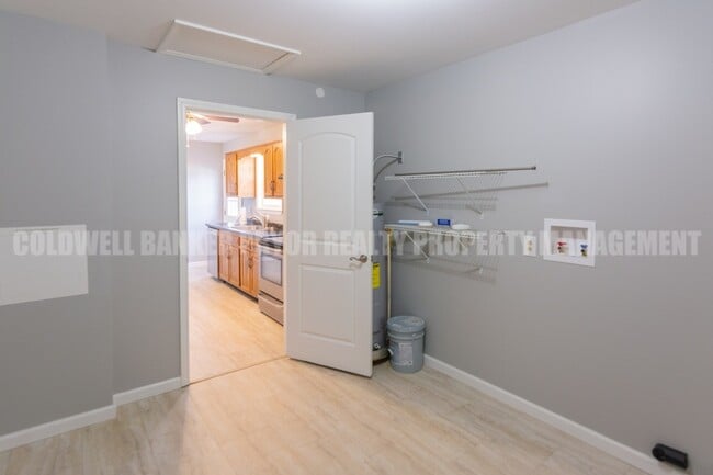 Building Photo - 345 Yoakum St