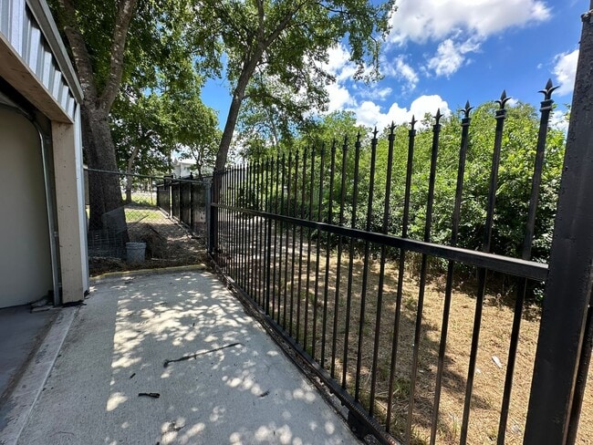 Building Photo - 2-BEDROOM *ALL UTILITIES INCLUDED*