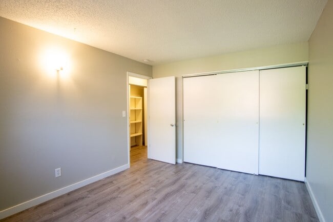 Building Photo - Close-in SE Spacious 3-Bed + A/C Ready Late July!