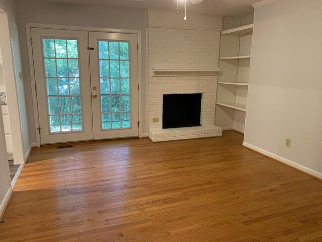 Building Photo - One-month FREE rent!  GREAT LOCATION!! RANCH HOME WITH HARDWOODS NEAR DOWNTOWN