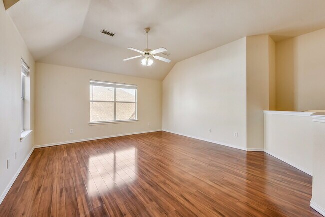 Building Photo - Great 4 bed 2 bathroom 2 story home minute...