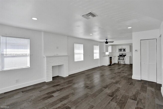 Building Photo - 3 br, 2 bath House - 242 SW 9th St # 1