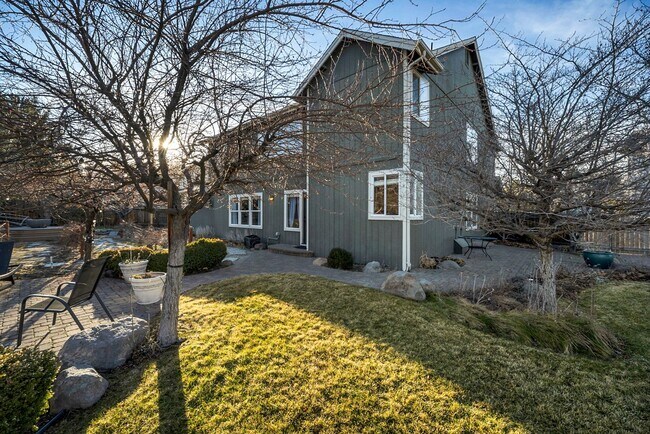 Building Photo - Enjoy this Spectacular Parklike backyard with Landscaping Included in Rent