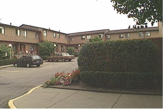 Building Photo - 3 bedroom Condo with updated Kitchen and B...
