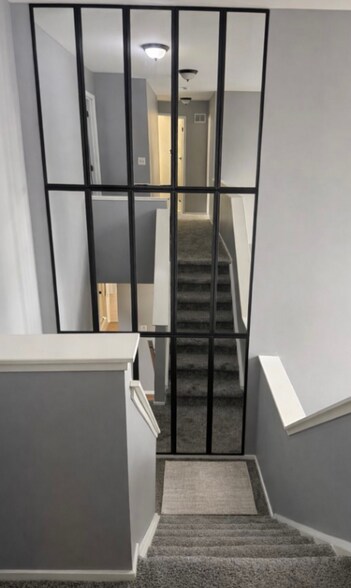 Building Photo - 725 Hamilton Ct