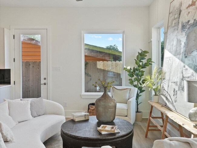 Building Photo - 227 Noras Ln