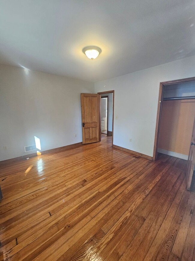 Building Photo - 1-603 1/2 N Superior Ave