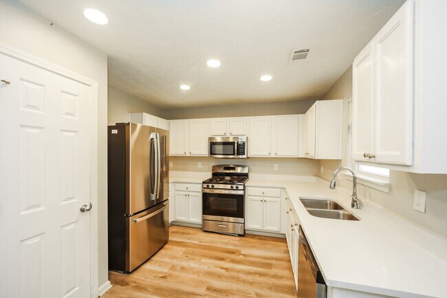 Building Photo - 9422 Lakeview Rd